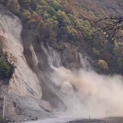 Düzce'de heyelan; otomobilin son anda kurtulduğu anlar kamerada