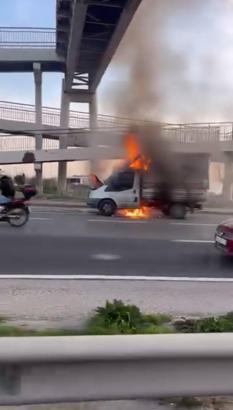 İstanbul- Büyükçekmece'de alev alev yanan kamyonet metal yığınına döndü