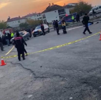 Traktörle çarpışarak savrulan otomobilin ezdiği yaya öldü; sürücüler yaralandı