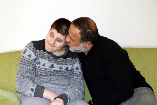 Zihinsel ve bedensel engelli oğluna 8 yıldır hem anne hem baba
