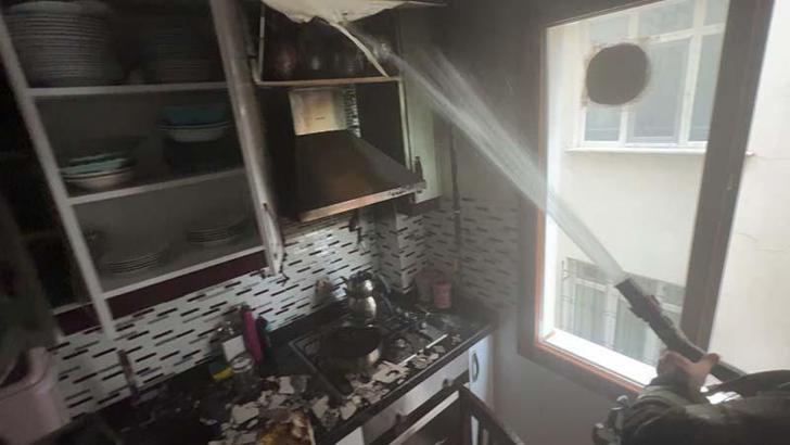 Avcılar'da ocakta unutulan yemek yangına neden oldu; anne ve 2 çocuğu hastaneye kaldırıldı