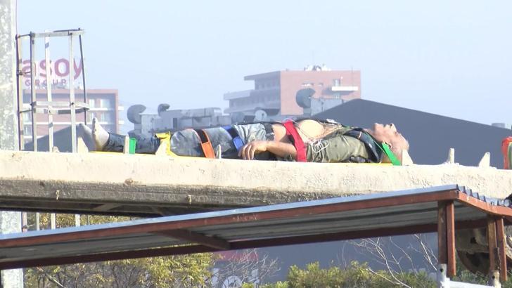 Küçükçekmece'de 18 metre derinlikteki tünelde kaza geçiren işçi vinçle çıkarıldı