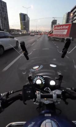 İstanbul- Kartal D-100'de kamyonet yasak yerden yola girdi, motosikletli son anda kurtuldu