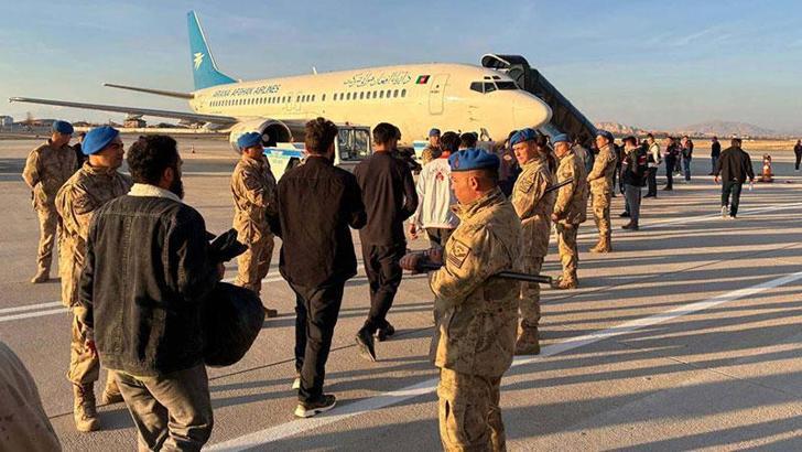 Afganistan uyruklu 300 düzensiz göçmen ülkelerine gönderildi