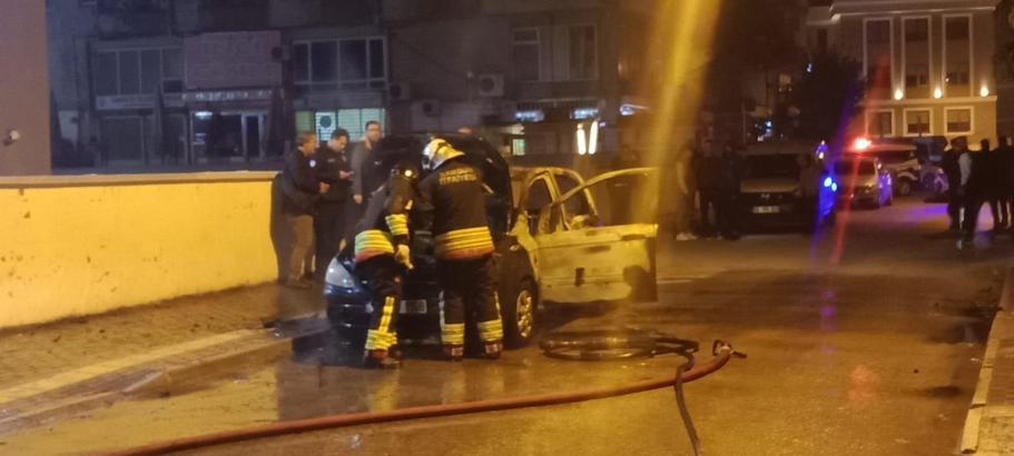 Samsun’da park halindeki otomobilde çıkan yangın korkuttu; o anlar kamerada