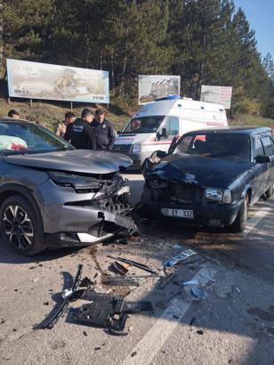 Kastamonu’da 2 otomobil çarpıştı: 3 yaralı