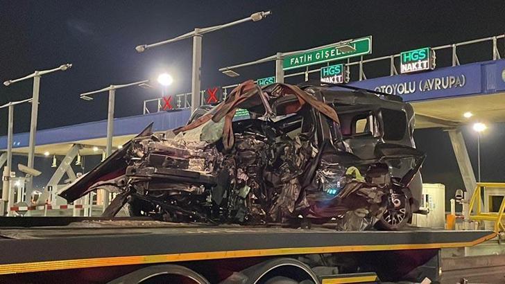 Kuzey Marmara Otoyolu'nda gişelere çarpan hafif ticari aracın sürücüsü ağır yaralandı
