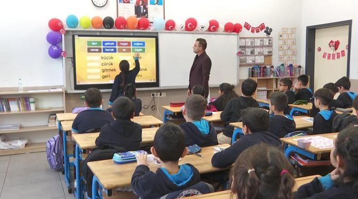 Osman öğretmen, depremzede çocuklara hem öğretmen hem rehber oldu