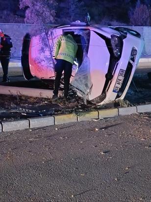 Otomobil aydınlatma direğine çarptı : 2 yaralı