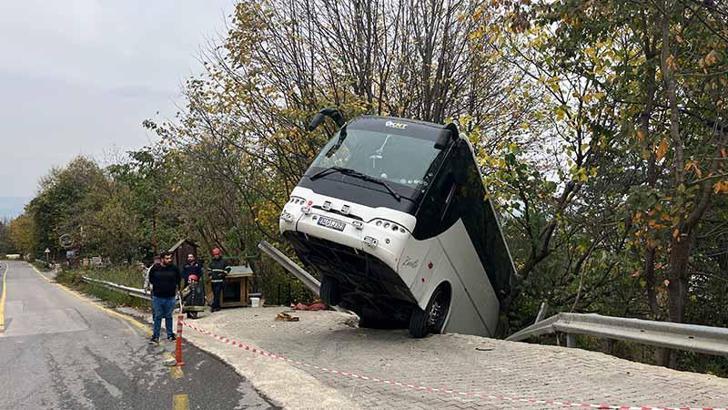 Yokuşta park edilen tur otobüsü, hareket edince şarampole düştü