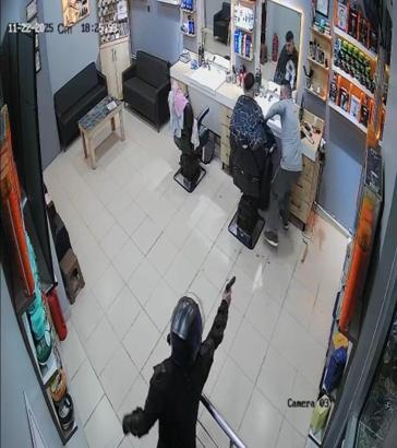 Dükkana giren motosikletli saldırganın berbere ateş ettiği anlar kamerada