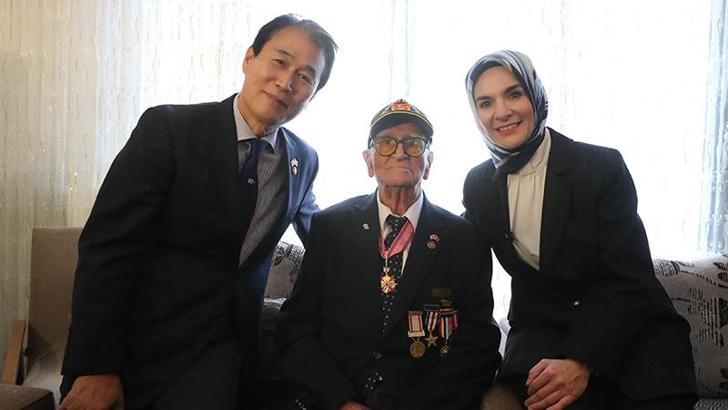 Bakan Göktaş, Koreli mevkidaşıyla birlikte Kore gazisini ziyaret etti