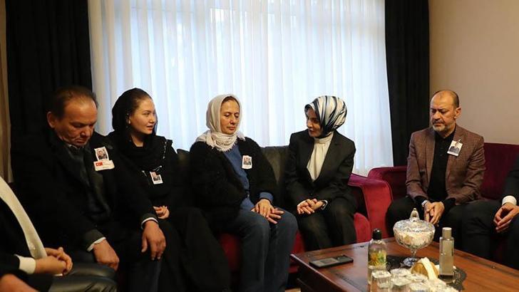 Bakan Göktaş, şehit Pilot Caner Kandemir'in ailesini ziyaret etti