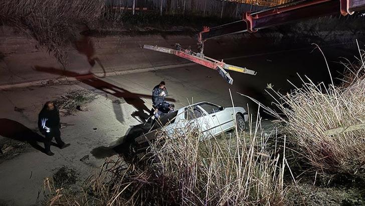Aydın’da otomobil su kanalına devrildi: 2 yaralı