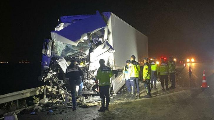 TIR, emniyet şeridinde park halindeki otobüse çarptı: 14 yaralı