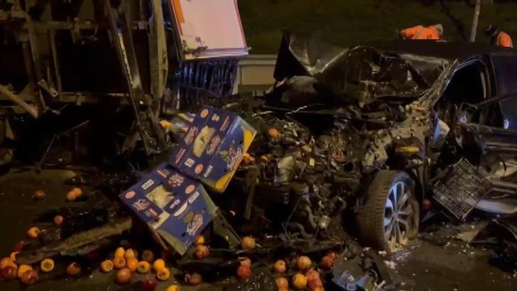 Ümraniye TEM Otoyolu'nda otomobil meyve yüklü kamyonetle çarpıştı: 2 yaralı