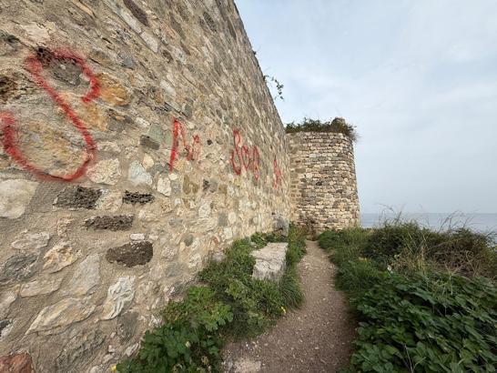 Tarihi kalenin duvarlarını sprey boyayla boyadılar