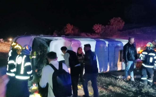 Yolcu otobüsü ile servis minibüsü çarpıştı: 1 ölü, 14 yaralı