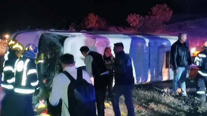 Yolcu otobüsü ile servis minibüsü çarpıştı: 1 ölü, 14 yaralı