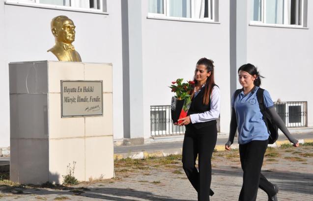 Anne ve kızından öğretmenlerine sürpriz kutlama