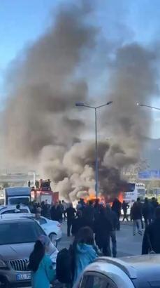 Minibüste çıkan yangın, otomobile sıçradı; cipin son anda kurtarılması kamerada