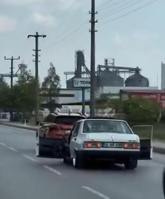 Kapıları açık otomobil ile yolculuk yaptı; o anlar kamerada