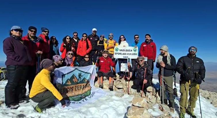 Artos Dağının zirvesinde öğretmenler gününü kutladılar