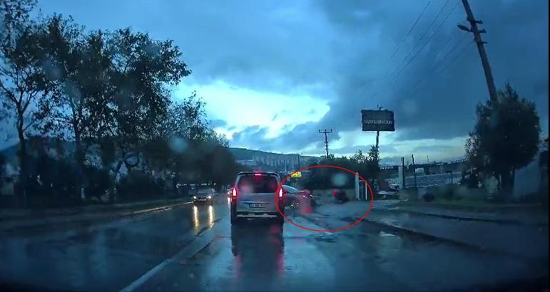 Ters şeride giren otomobile, motosiklet çarptı; 2 yaralı (2)