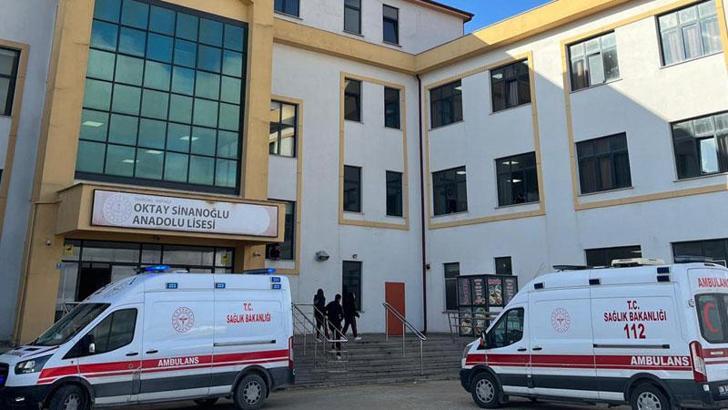 'Öğretmenler Günü'nde evden getirilen yemekleri yiyen 5 lise öğrencisi zehirlenme şüphesiyle hastaneye kaldırıldı