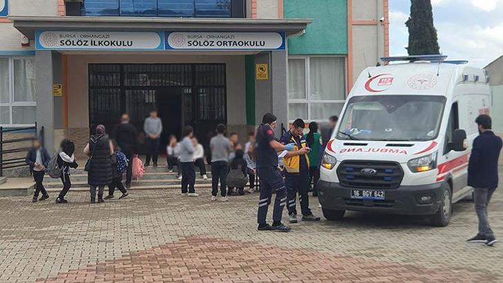 Öğle yemeği yiyen 20 öğrenci, gıda zehirlenmesi şüphesiyle hastaneye kaldırıldı