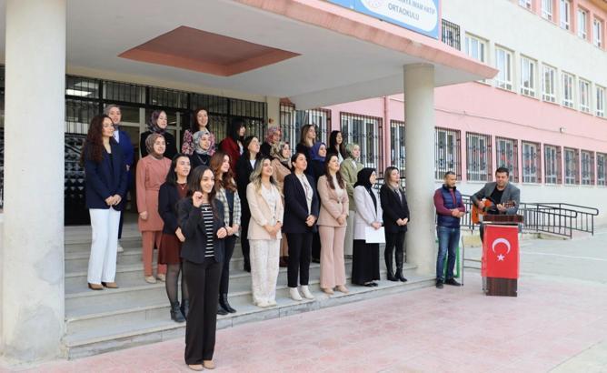 Altınözü’nde öğretmenler korosu sahne aldı