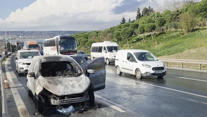 İstanbul- Büyükçekmece'de otomobil alev alev yandı