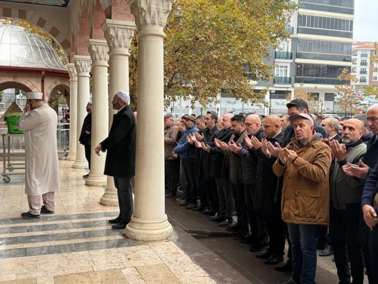 Atla elektrik direğine çarptı; hayatını kaybetti