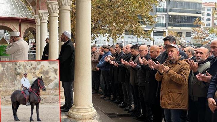 Atla elektrik direğine çarptı; hayatını kaybetti