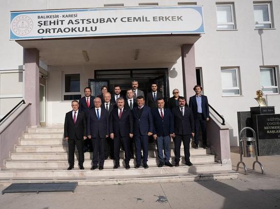 BBP lideri Destici, Balıkesir Şehit Astsubay Cemil Erkek Ortaokulu’nu ziyaret etti