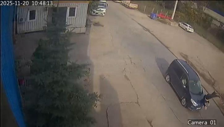 Hafif ticari aracın yayaya çarptığı kaza kamerada
