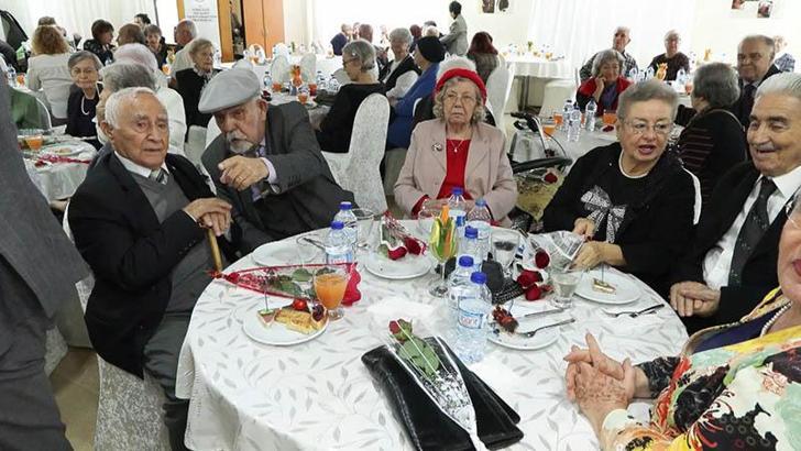 Beşiktaş'ta huzurevinde Öğretmenler Günü kutlaması