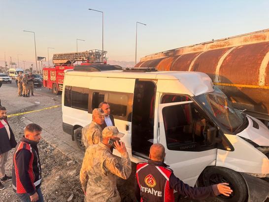 Silopi’de öğrenci servisi ile tanker çarpıştı: 14 yaralı