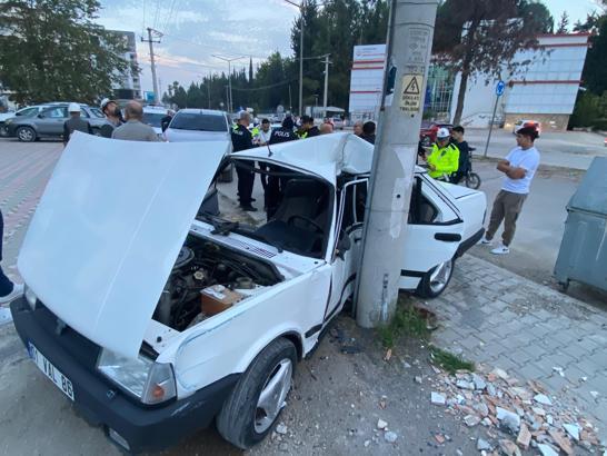 Adana’da otomobil elektrik direğine çarptı; 3 yaralı