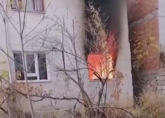 Amasya’da 2 katlı binada yangın