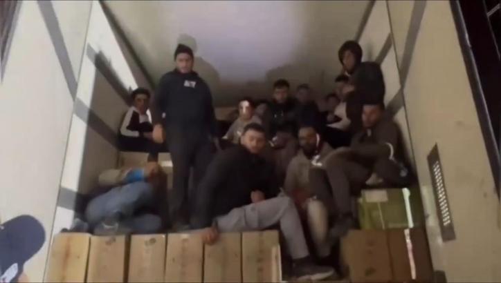 Hatay'da 16 kaçak göçmen yakalandı; 2 kişi tutuklandı