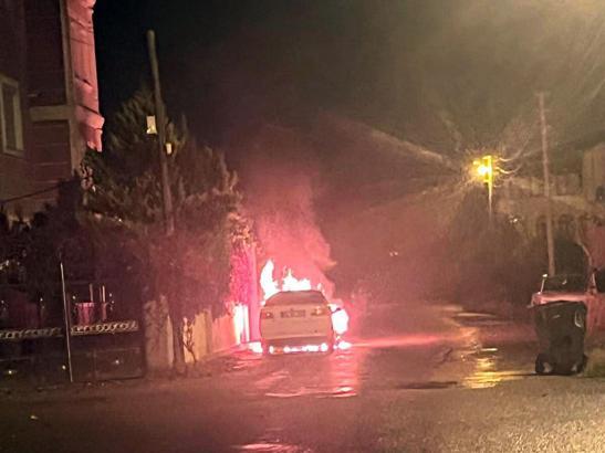 Park halindeki otomobil yandı; o anlar kameraya yansıdı