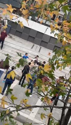 İstanbul - Kağıthane’de ağabey kardeşini rahatsız eden 2 kişiyi bıçakladı; kavga kamerada