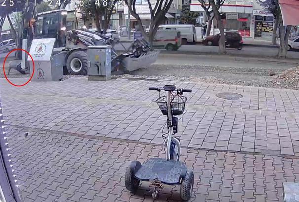 Ekmek almak için çıkmıştı; kepçenin altında kalarak öldü, kaza kamerada