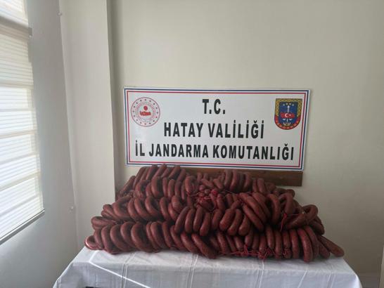 Erzin'de faturasız 120 kilo sucuk ele geçirildi