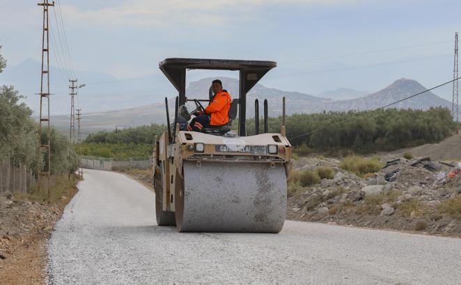 Mut’ta yol çalışmaları sürüyor