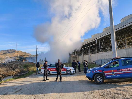 Aydın'da sıcak su boru hattı patladı; yol trafiğe kapandı
