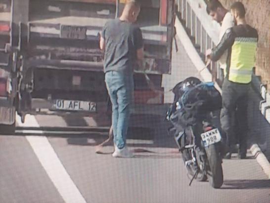 Kamyonetin arkasına bağlanan motosikletle ilerleyen sürücülere para cezası