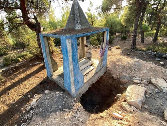 Define avcıları, 300 yıllık mezarı kazarak tahrip etti