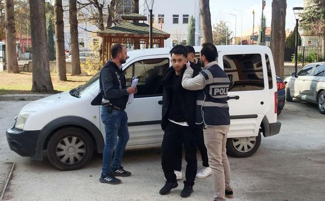 Telefonla aradıkları kadını 2 milyon lira dolandıran şüpheliler, Bilecik'te yakalandı